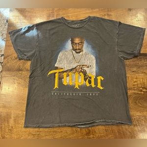 Men’s 2 PAC tee. Preowned overall good condition. Size large